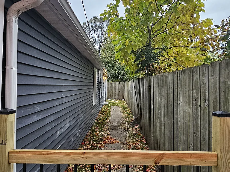 2218 W 30th St — Photo 18