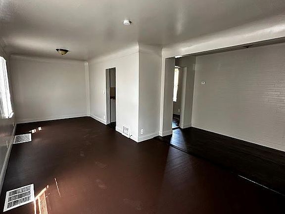 5th image of 920 Huron St