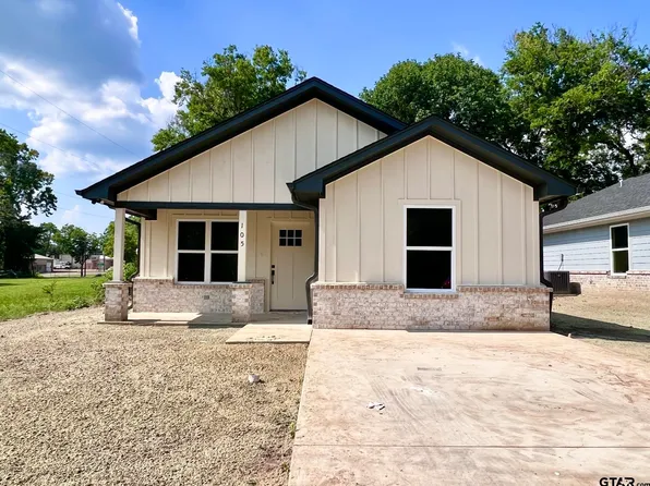 105 E Magnolia St, Troup, TX 75789