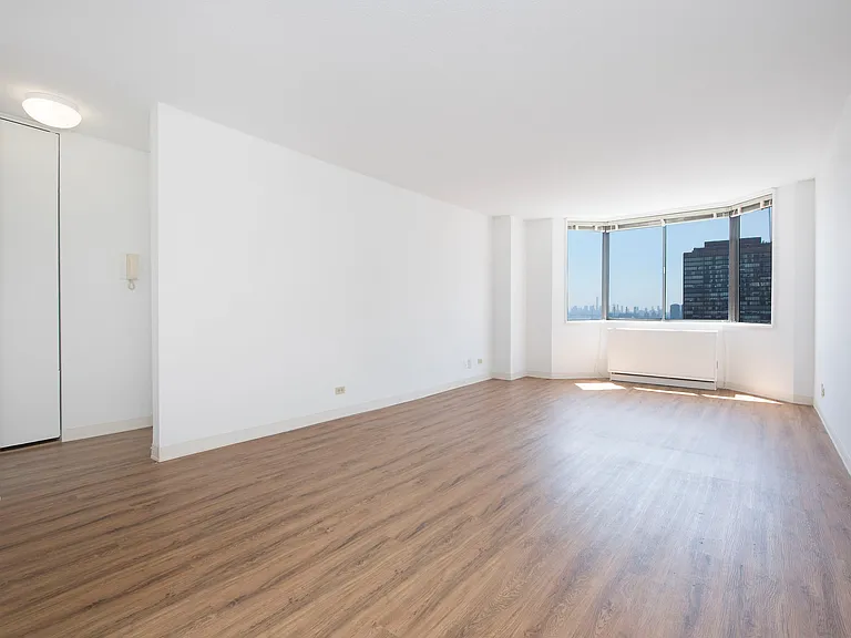 429 E 52nd St #32D — Photo 3