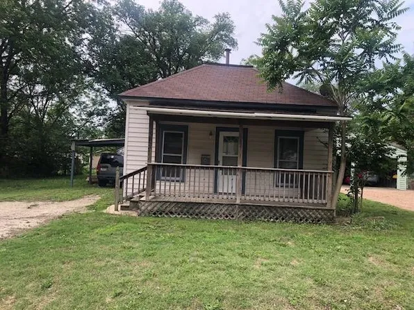 221 E Summit Ave, Augusta, KS 67010