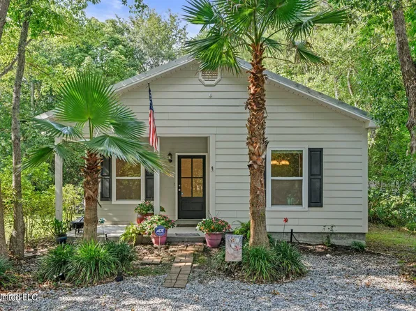 1007 Fayard St, Waveland, MS 39576