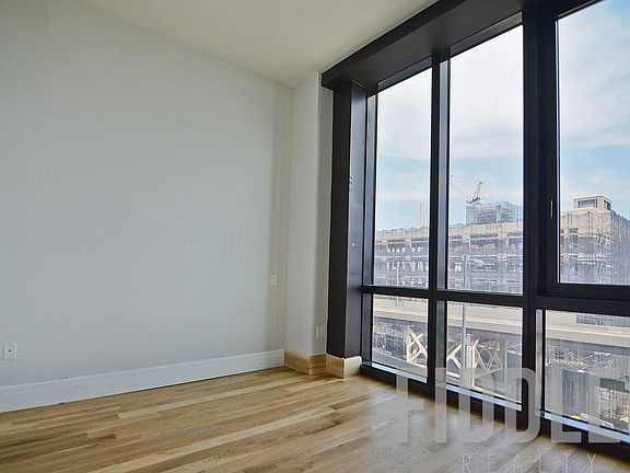 4th image of 4441 Purves St APT 902