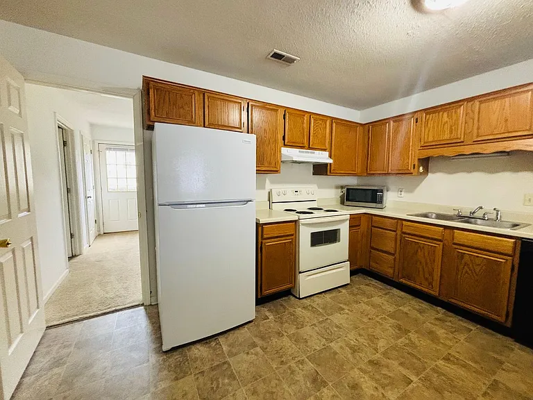 850 Patrick Henry Dr — Photo 7