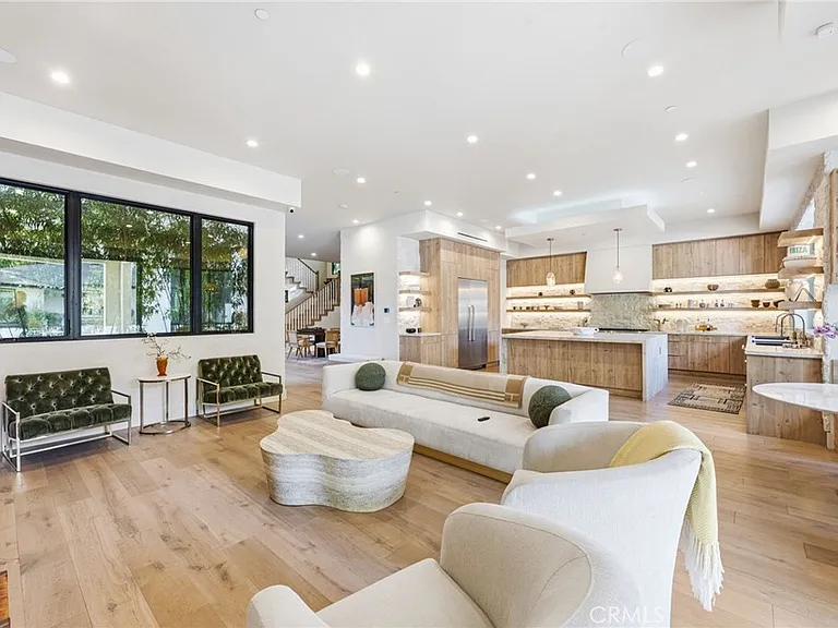 13135 Chandler Blvd — Photo 23