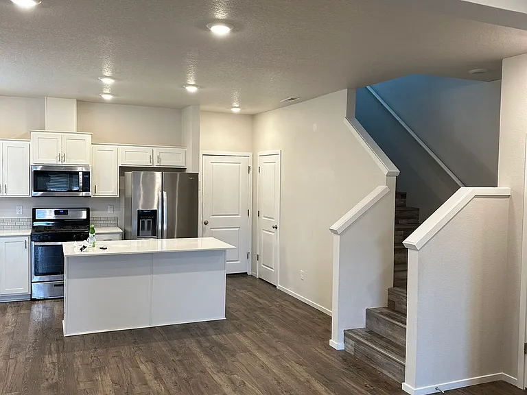 541 Stoller St — Photo 4