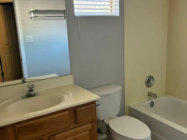 529 E Cantebria Dr — Photo 15