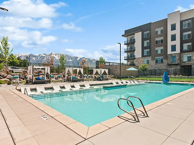 Seven Skies Apartments — Photo 50