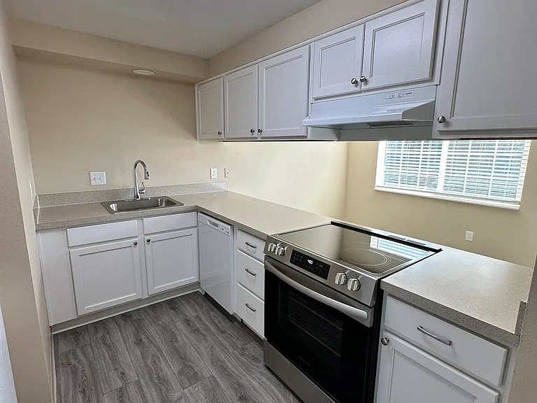 Evanbrook Apartments — Photo 40