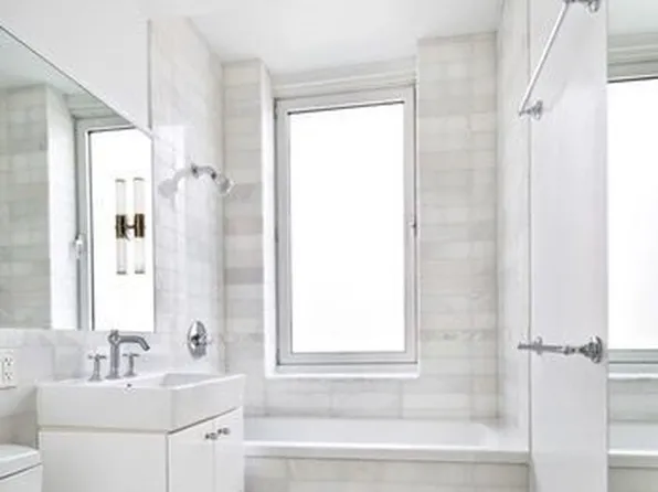 635 West 42nd Street 45E image 3 of 21