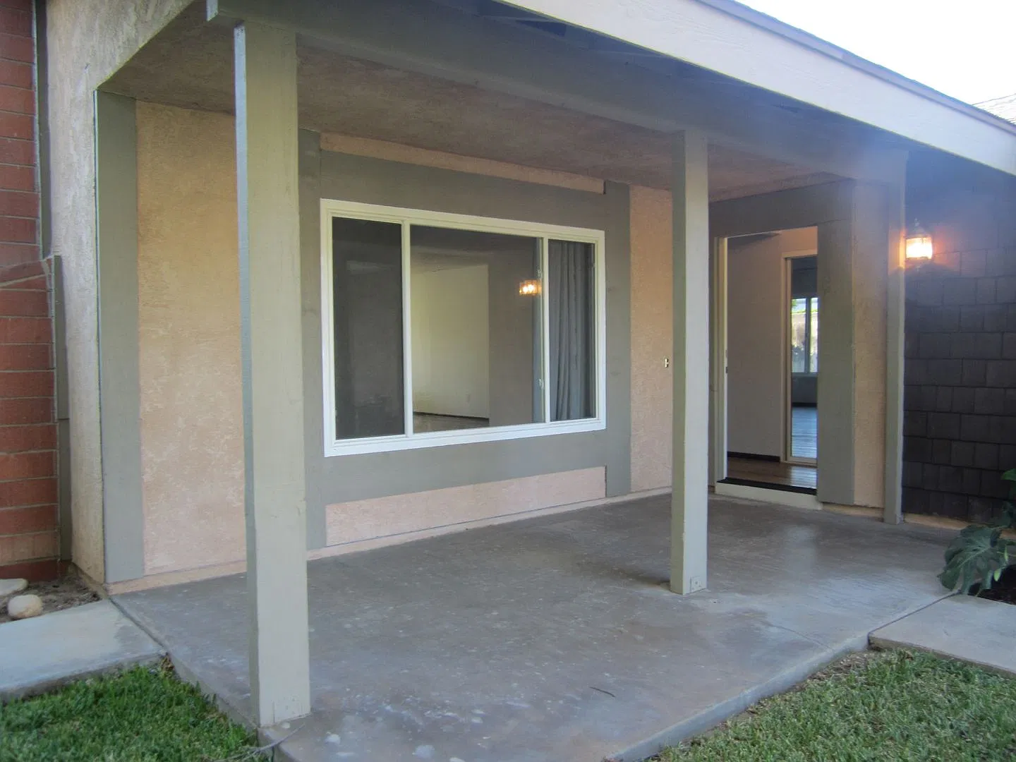 Spacious Single Story Like New — Photo 4