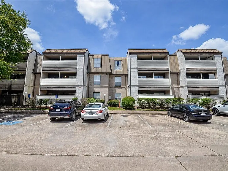 3075 Walnut Bend Ln #23 — Photo 2