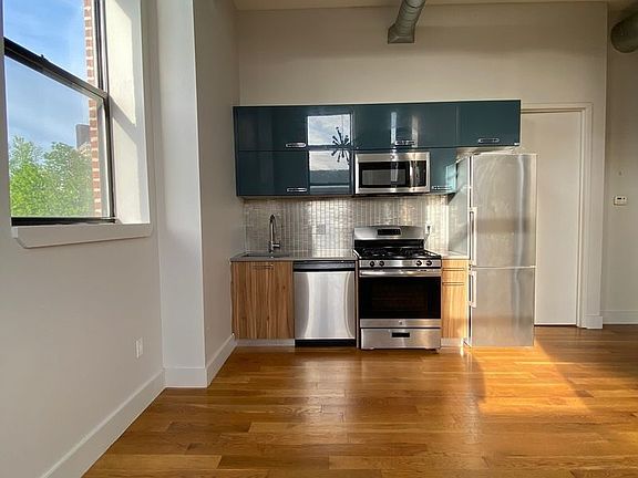 4th image of 372 Kosciuszko St #322