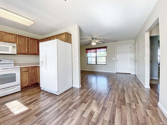 4th image of 981 S Valley River Dr