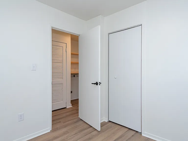 77 Ridgebury Dr — Photo 32