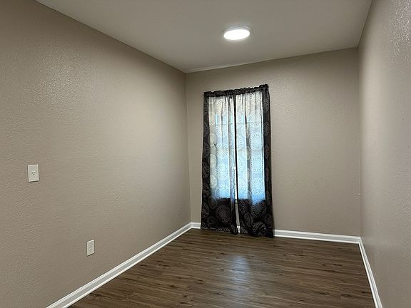 3rd image of 1305 Cambridge Dr