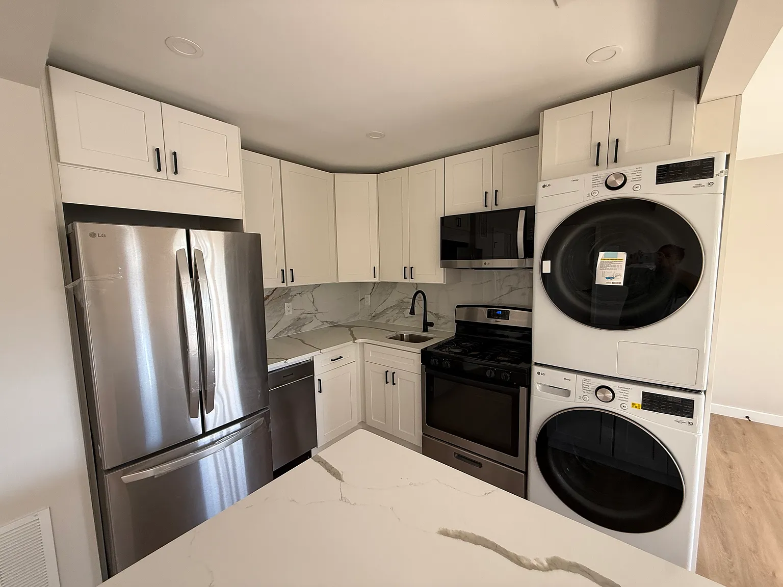 2 bed, 900 sqft, $3,000 — Photo 4