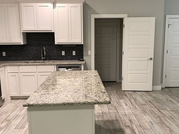 4th image of 200 Woodbriar Rd