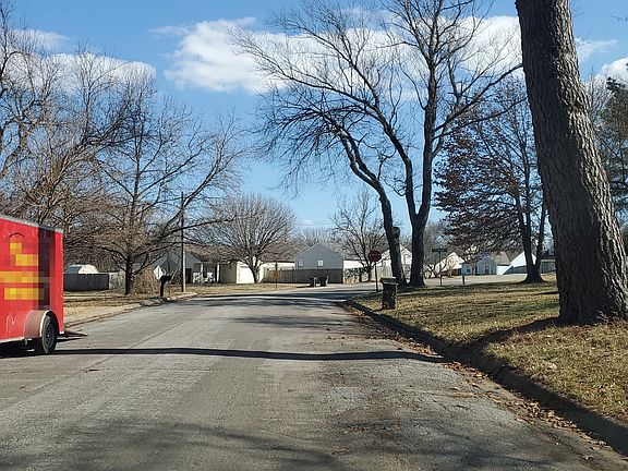 5th image of 927 S 25th Pl