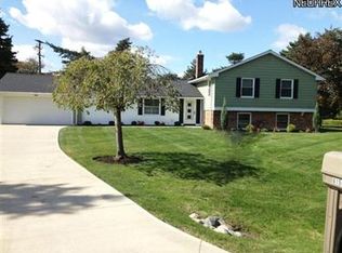 6150 Robin Cir, Mayfield Village, OH 44143