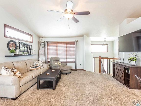 4th image of 804 Rosewood Dr