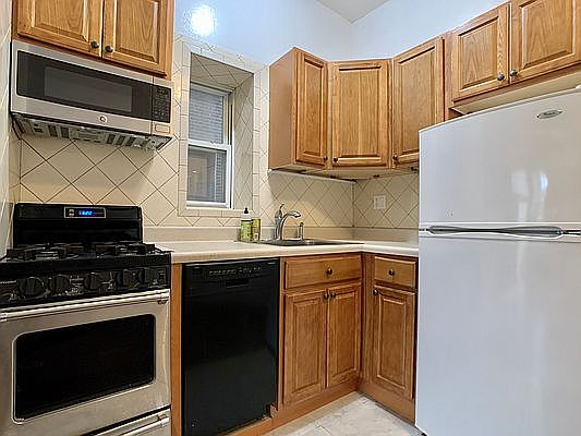 1st image of 320 W 105th St APT 1B