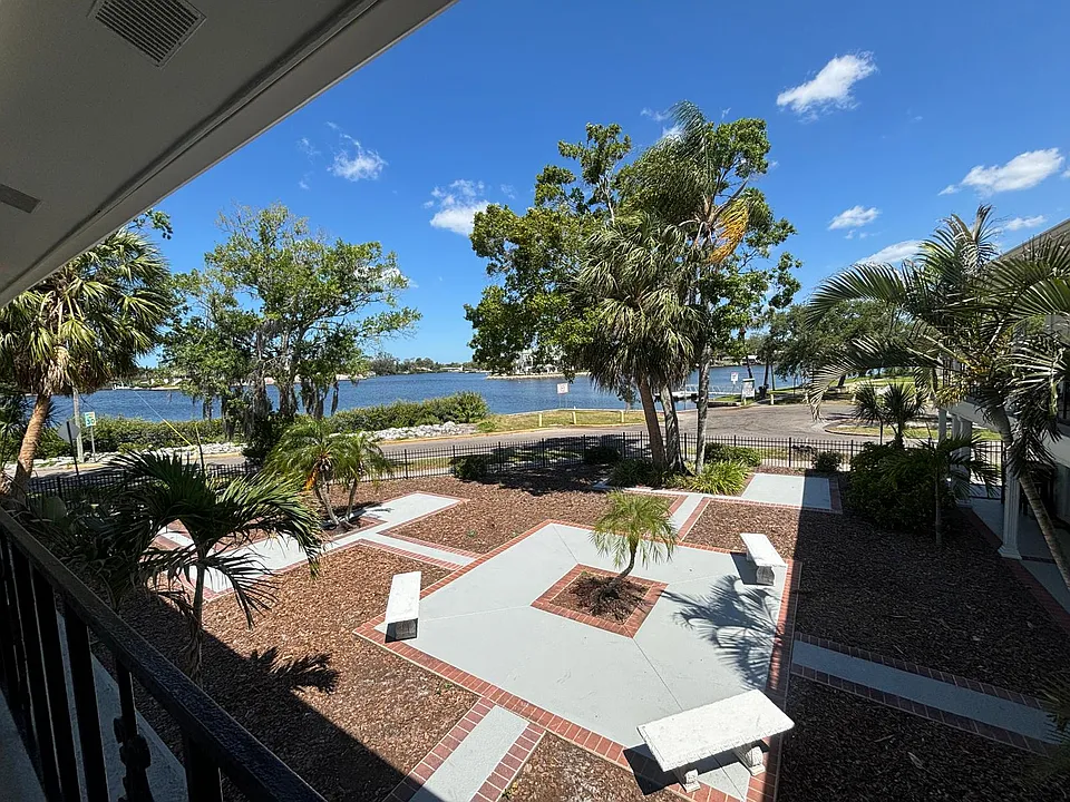 105 S Spring Blvd