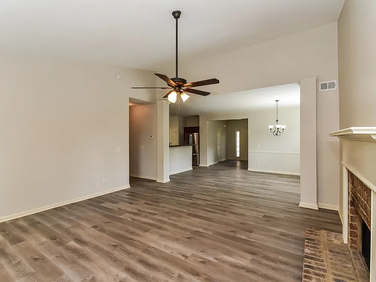 1000 Cureton Dr — Photo 5