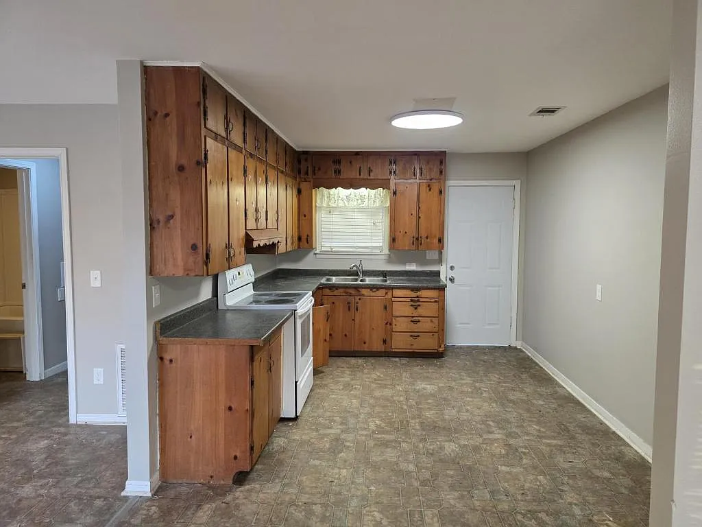 555 S 9th St — Photo 4