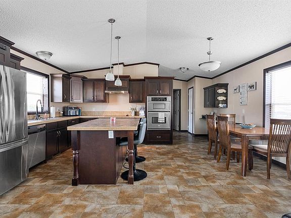2nd image of 360 E Grenfell Cres