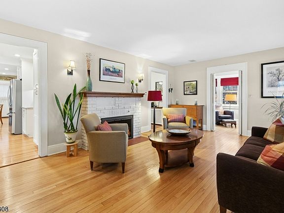 3rd image of 606 Dorian Rd