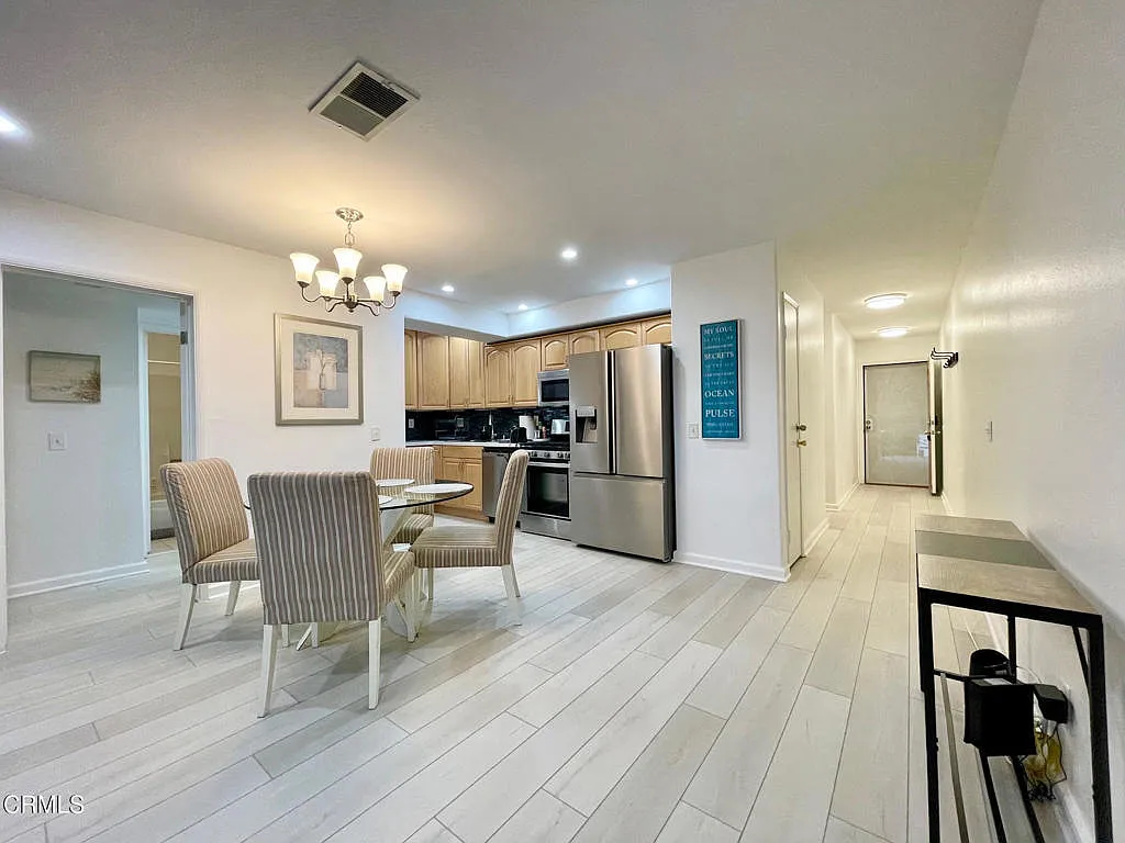 2 bed, 2.0 bath, 988 sqft, $3,600 — Photo 3