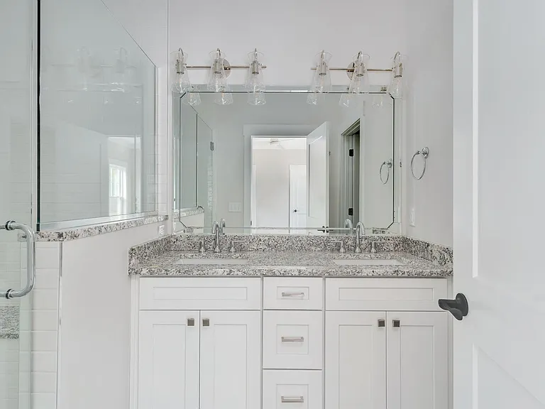 1323 Thomas Ave — Photo 6