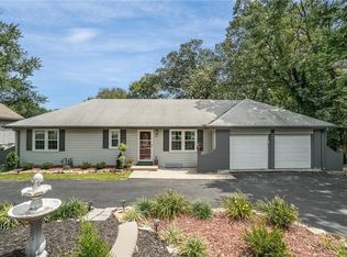 6415 NW Blair Rd, Parkville, MO 64152