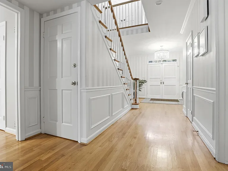 7715 Crossover Dr — Photo 10