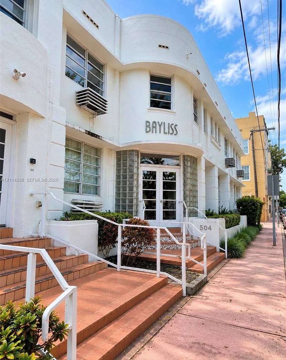 The Bayliss Condo — Photo 1