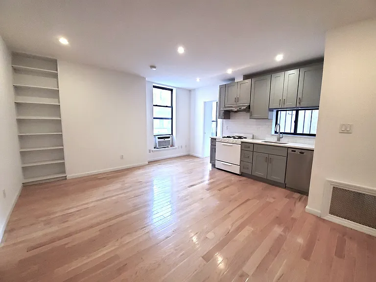 251 E 13th St #2 — Photo 3