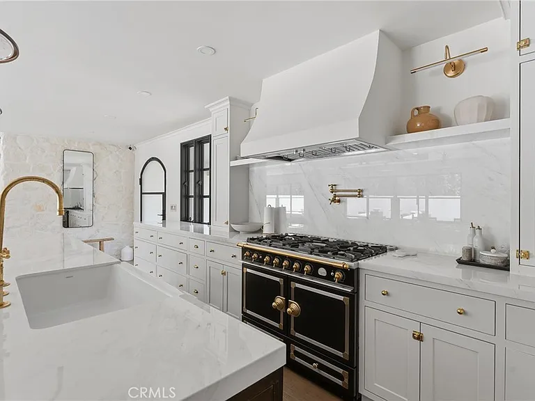 22960 Calvert St — Photo 18