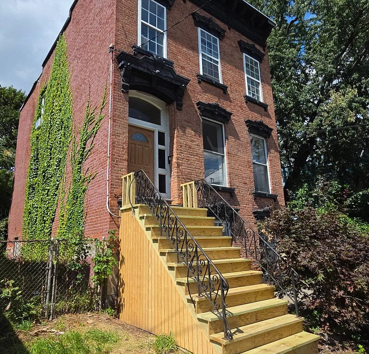 3 bed, 1.0 bath, 1100 sqft, $1,450 — Photo 1