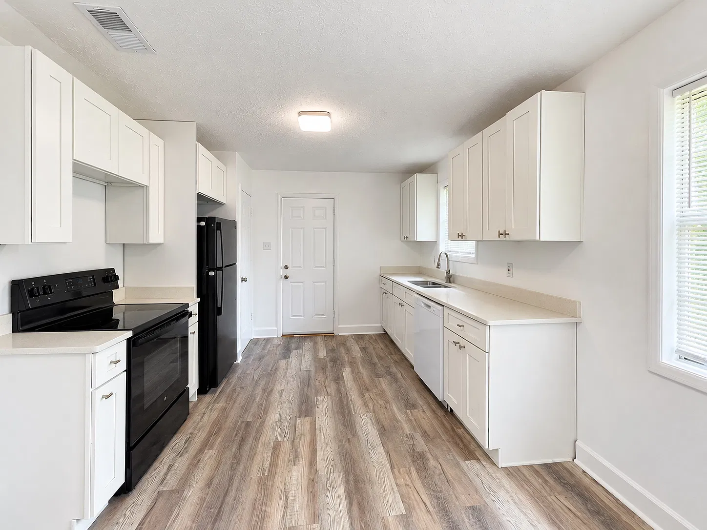 3 bed, 1077 sqft, $1,800 — Photo 4