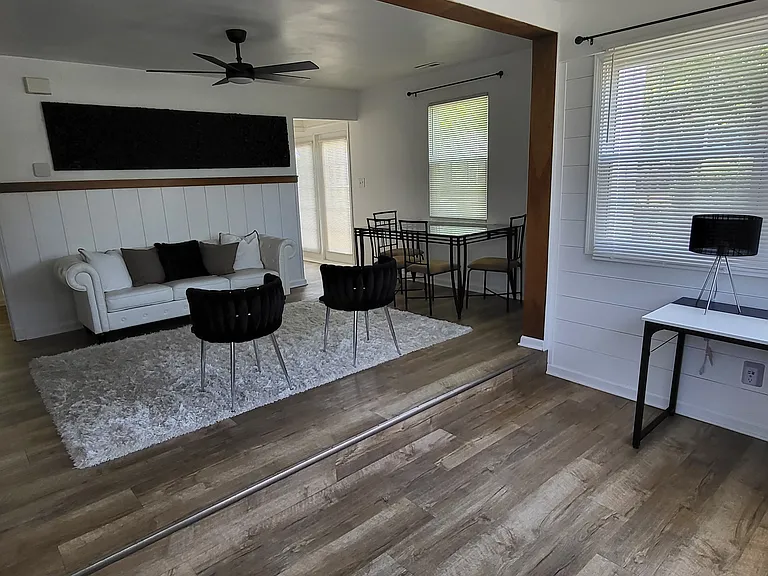 1517 Roanoke Ave — Photo 3