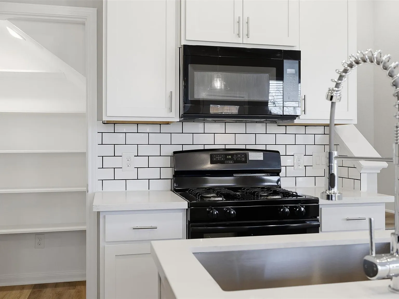 3 bed, 2.5 bath, 1716 sqft, $2,199 — Photo 3