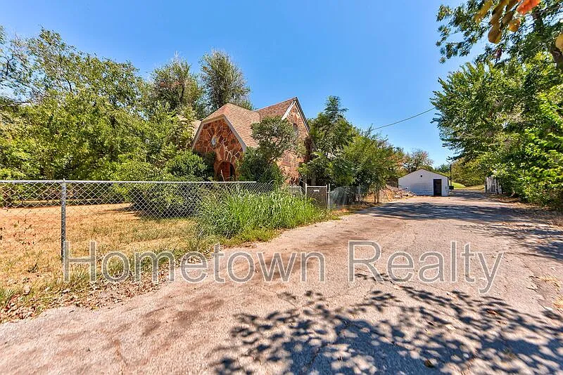 3 bed, 2.0 bath, 1543 sqft, $1,095 — Photo 2