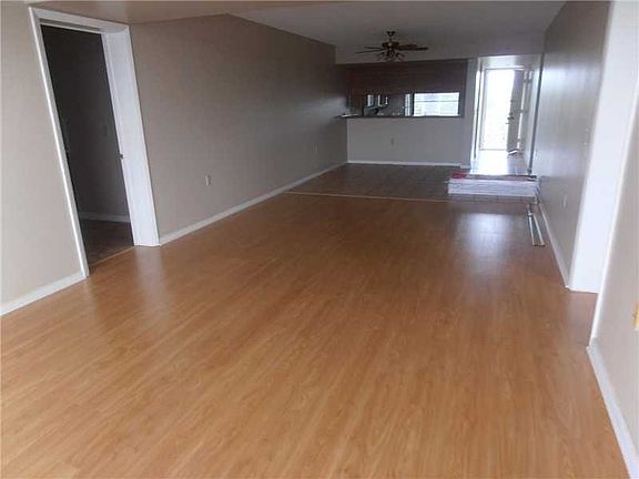 3rd image of 1522 Whitehall Dr APT 406