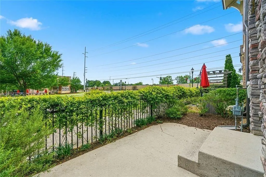 3 bed, 3.5 bath, 2085 sqft, $3,300 — Photo 4