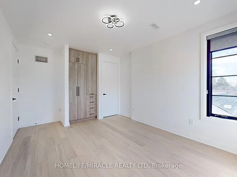 150 Stewart St — Photo 9