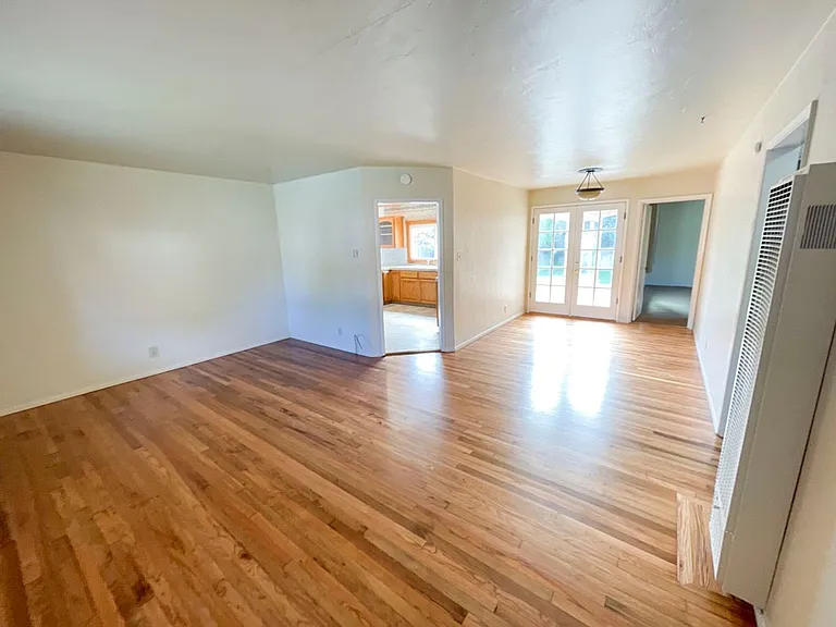2245 Baldwin St — Photo 3