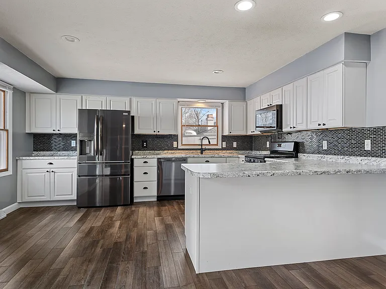 617 E Chestnut St — Photo 10