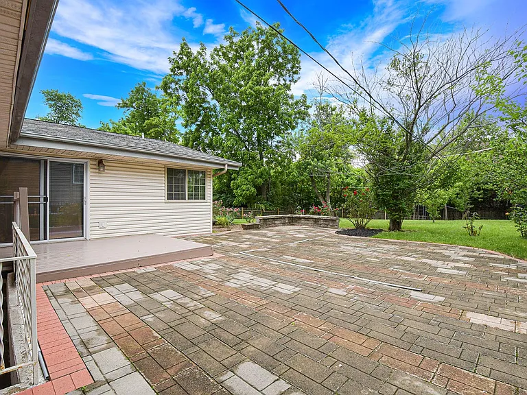 819 Renee Ln — Photo 37