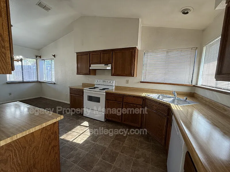 3 bed, 2.0 bath, 1192 sqft, $2,195 — Photo 3